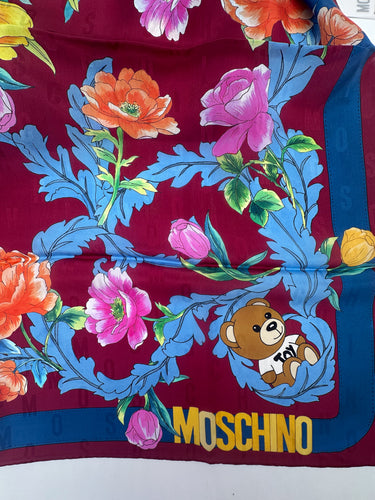 Zīmola "MOSCHINO" Dabīgā satīna  lakats 90x90 cm