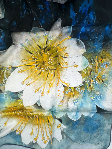 Dabīgā zīda satīna lakats 107x107 cm "Spņainais Lotuss"