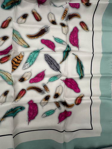 Dabīgā zīda sarža lakats 90x90 cm "Spalvas pa gaisu IV"