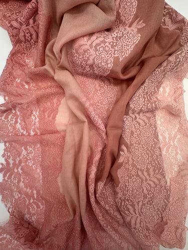 Ombre kašmira un mežģīņu šalle "Lēdija"