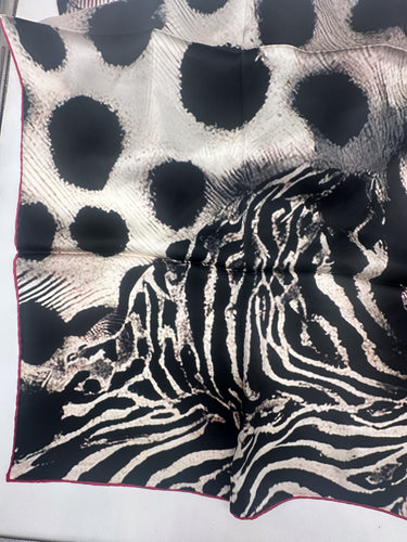 Dabīgā zīda satīna lakats 107x107 cm "Zebra"