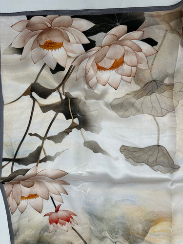 Dabīgā zīda lakats 68x68 cm "Lotusa ēna"