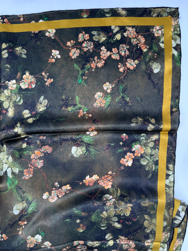 Dabīgā zīda satīna lakats 107x107 cm "Mežrozīte"