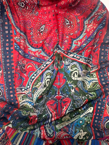 100% vilnas šalle ar košu rakstu "Deli III"