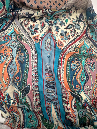 100% vilnas šalle ar košu rakstu "Deli IV"